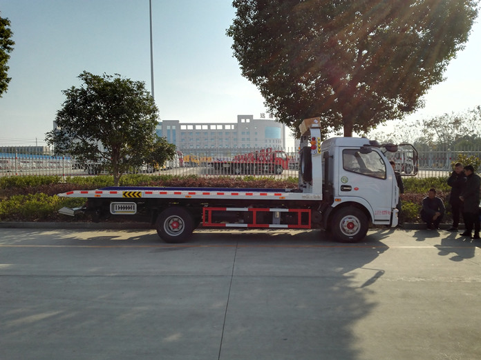東風多利卡一拖二清障車
