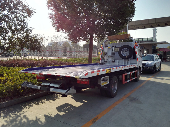 東風多利卡一拖二清障車