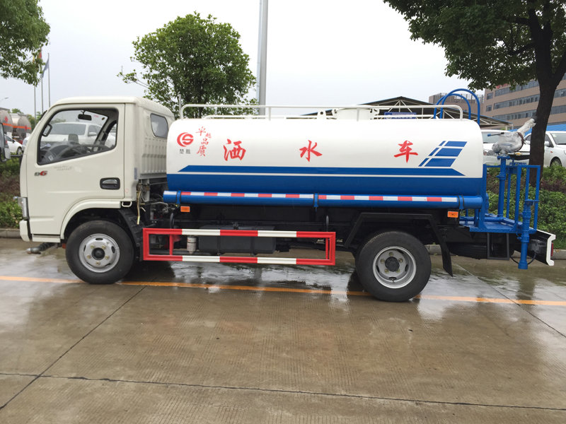 東風(fēng)多利卡5噸灑水車(chē)