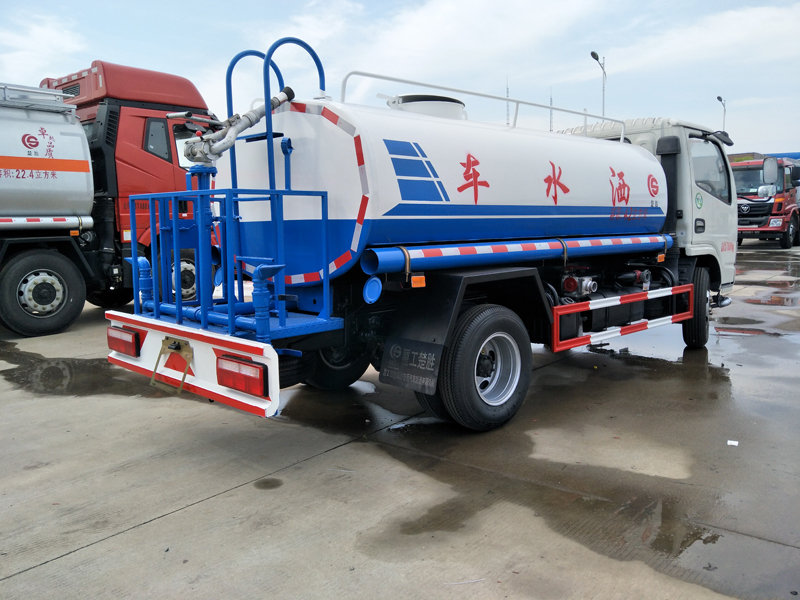 東風(fēng)多利卡5噸灑水車(chē)